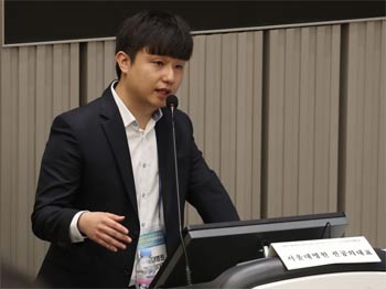 ▲ソウル大学病院で研修医の代表を務めるパク・チェイルさん。パクさんはソウル大学病院で「大韓民国の医療が進むべき道」をテーマに開催されたソウル大学医学部とソウル大学病院教授協議会非常対策委員会主催の緊急シンポジウムに出席し「2024年医療大乱、その始まりと過程について」という題目で発表を行った。30日撮影。／ニュース1
