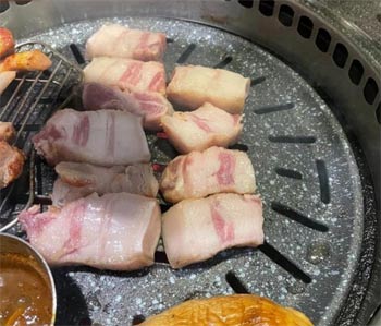 ▲あるネットユーザーが済州の有名焼肉店で「脂身サムギョプサル」が出てきたとして掲載した写真。写真＝インターネット・コミュニティー・サイト「ボベ・ドリーム」より