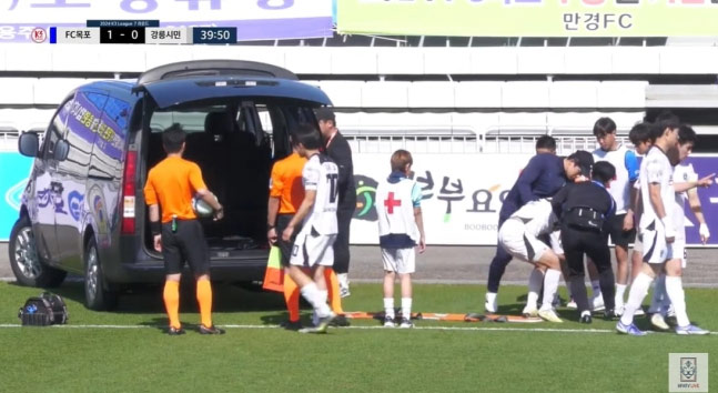 サッカー：試合中に頭蓋骨が見える傷を負った韓国3部所属選手、救急車ではなく一般車両で搬送される