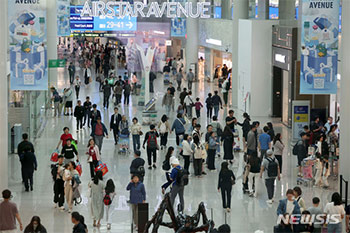 ▲メーデーとこどもの日の連休を含む六日間に仁川空港を利用する海外旅行客の数は112万人を超える見込みだ。仁川空港公社によると、六日間の一日平均旅客数はおよそ18万人で、乗客が最も多い日は最終日の6日になると予測されている。写真は1日、仁川国際空港出国場で出国を待っている旅行客の様子。