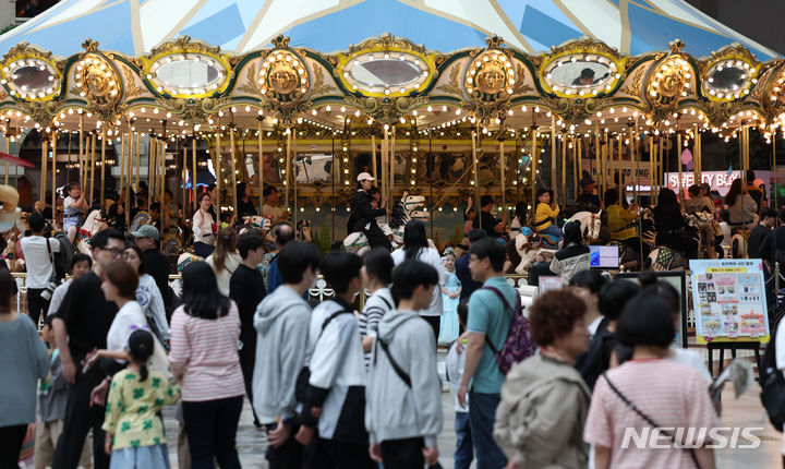 「こどもの日」にぎわうロッテワールド　／ソウル