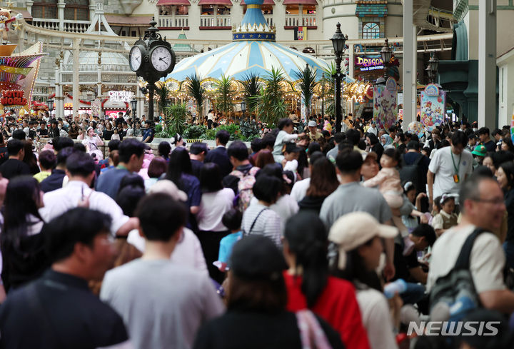 「こどもの日」にぎわうロッテワールド　／ソウル