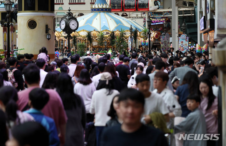 「こどもの日」にぎわうロッテワールド　／ソウル