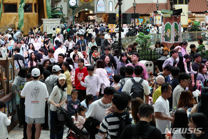 「こどもの日」にぎわうロッテワールド　／ソウル