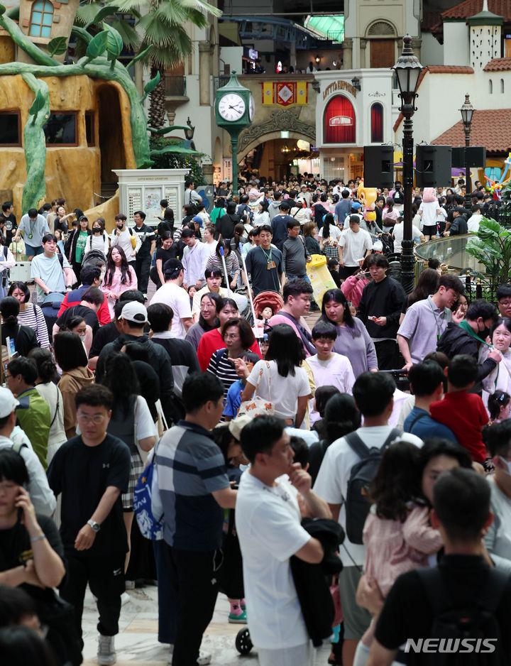 「こどもの日」にぎわうロッテワールド　／ソウル