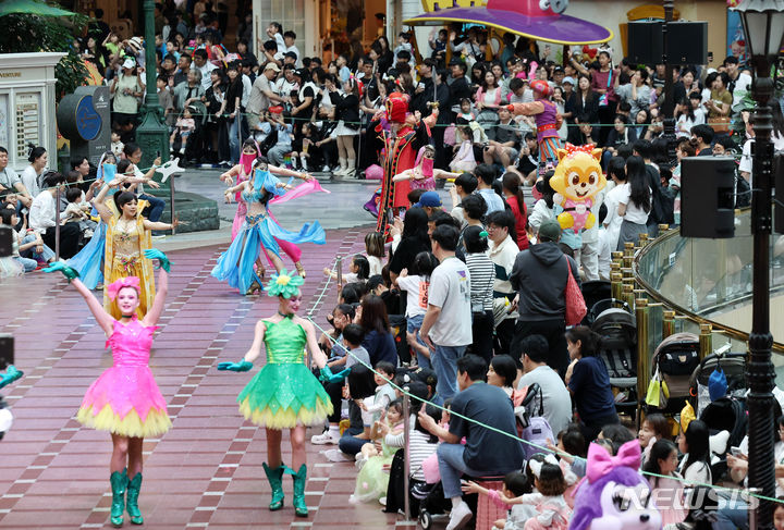 「こどもの日」にぎわうロッテワールド　／ソウル