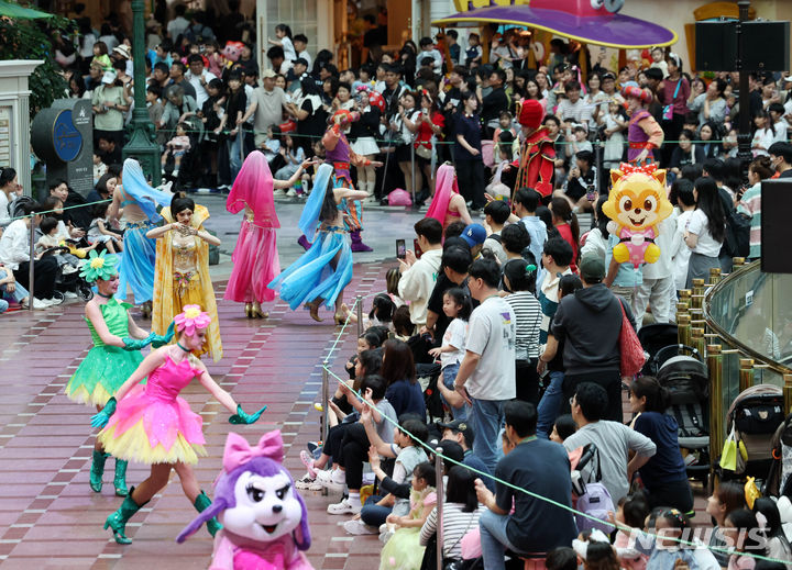 「こどもの日」にぎわうロッテワールド　／ソウル