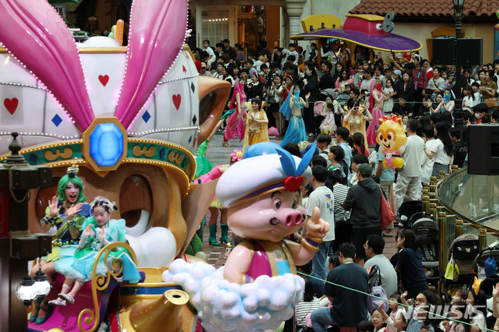 「こどもの日」にぎわうロッテワールド　／ソウル