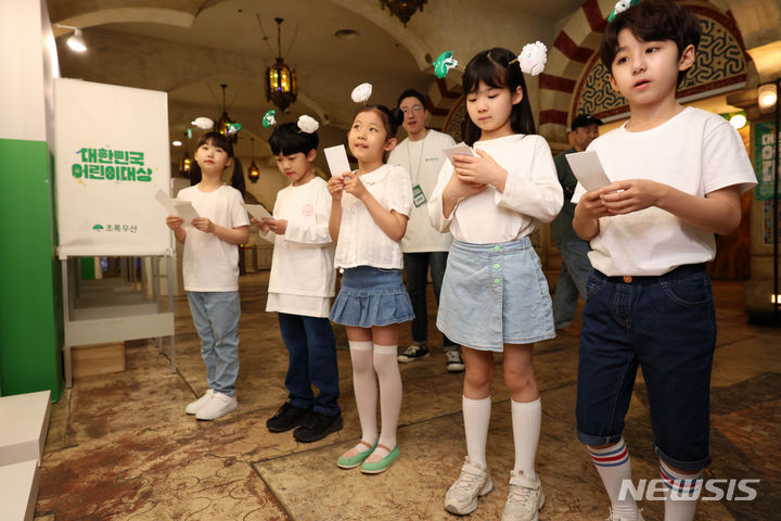 小さな手で「投票します」　／ソウル