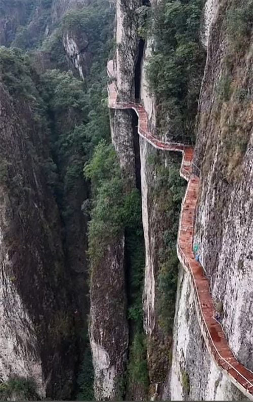 雁蕩山の断崖絶壁で1時間立ち往生…5月連休、中国各地で事件・事故続出