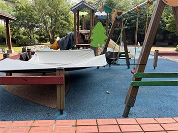 ▲2022年8月、ある児童公園で、乾かすために誰かが張ったテント。写真＝インターネット・コミュニティー・サイトより