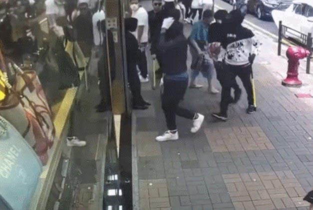 香港の貴金属店に侵入した5人組武装強盗団、20秒で降参