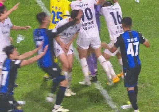 サッカー：FCソウル奇誠庸、投げ込まれたペットボトルが急所に命中し倒れ込む…「人にケガをさせる危険な行為」