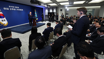 ▲9日、ソウル竜山の大統領室庁舎で行われた就任2周年記者会見で、英語で質問するロイター通信のジョシュ・スミス特派員。／NEWSIS