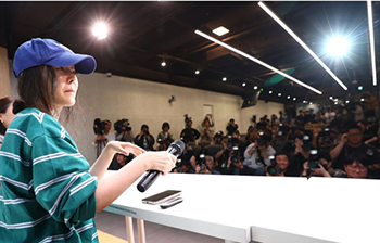 ▲「NewJeansの母」と呼ばれるミン・ヒジンADOR代表取締役が4月25日、ソウル市江南区の韓国カンファレンス・センターで記者会見を行った。「BTSの父」こと房時爀氏相手の戦いだった。／ニュース1