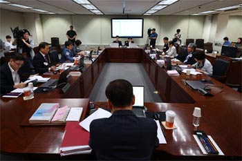 ▲ソウル市陽川区木洞の放送通信審議委員会大会議室で開催された放送通信審議委員会全体会議。13日午後撮影。／聯合ニュース