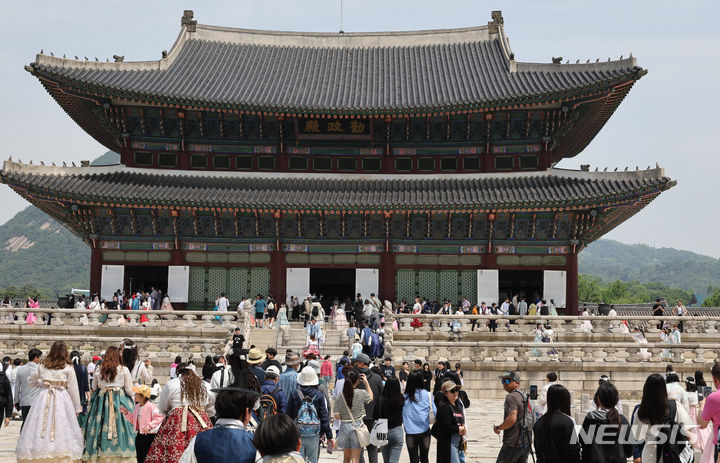国家遺産庁が発足、文化遺産を見て回る観光客Chosun online 朝鮮日報