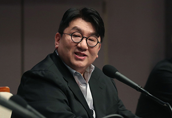 ▲パン・シヒョク HYBE議長。写真＝news 1