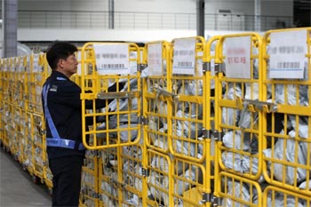 ▲16日午前、仁川市中区の仁川空港税関特送物流センターで、中国から来た長期在庫貨物を整理する関係者。写真＝news 1