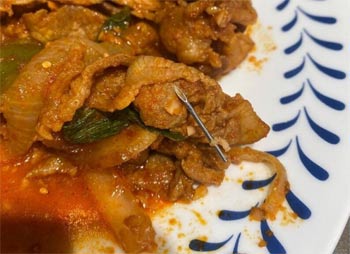 ▲豚肉炒めから出てきたという注射針。写真＝インターネット・コミュニティー・サイト「ボベ・ドリーム」より