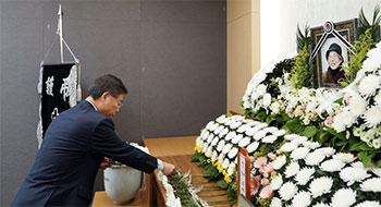 ▲21日、ホン・ゲヒャンさんの殯所を訪れた城南市の申相珍市長。／news 1