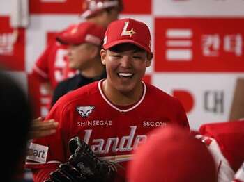 ▲1日、ソウル高尺スカイドームで行われたキウム・ヒーローズ戦で投球後、笑顔を見せた白川恵翔。写真提供＝SSGランダース