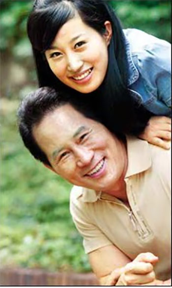 ▲SBSテレビの大河ドラマ『野人時代』に出演中した親子俳優、チョン・イルモさんとソイさん。