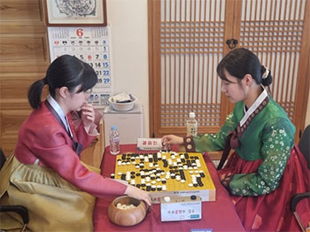 ▲韓服（ハンボク＝韓国の伝統衣装）を着て韓国の大会で初優勝した仲邑菫三段＝写真左＝。韓国女子囲碁界の強豪・呉侑珍九段を接戦の末、下した。写真提供＝韓国棋院