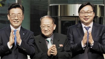 ▲2018年11月、「第1回アジア太平洋の平和・繁栄のための国際大会」に出席するため京畿道を訪問し、当時の李在明（イ・ジェミョン）京畿道知事＝写真左＝や李華泳（イ・ファヨン）京畿道平和副知事＝同右＝と記念撮影をする北朝鮮の李種革（リ・ジョンヒョク）朝鮮アジア太平洋平和委員会副委員長＝同中央＝。写真＝聯合ニュース