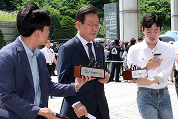 ▲6月14日午後、ソウル市瑞草区のソウル中央地裁で開かれた公職選挙法違反事件の公判に出廷する李在明・共に民主党代表。この日、李代表はメディアを「検察の愛玩犬」と表現した。／ニュース1