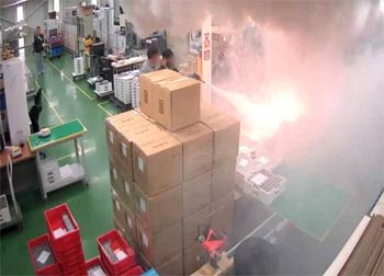 ▲リチウム電池メーカー「アリセル」（京畿道華城市）の工場火災の様子が写った内部防犯カメラの画像。韓国消防庁中央緊急救助統制団が25日に公開した。写真＝消防庁中央緊急救助統制団