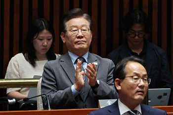 ▲27日午後、ソウル・汝矣島の国会で開かれた議員総会で、朴賛大（パク・チャンデ）党代表職務代行兼院内代表の発言を聞き、拍手する韓国最大野党・共に民主党の李在明（イ・ジェミョン）前代表。写真＝NEWSIS