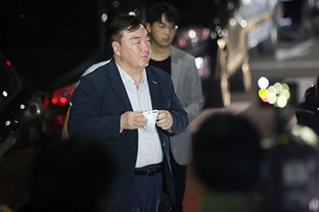 ▲京畿道華城市のリチウム1次電池製造工場アリセルの火災現場を訪れた中国のケイ海明駐韓大使（ケイは刑のつくりをおおざと）。24日撮影。／ニュース1