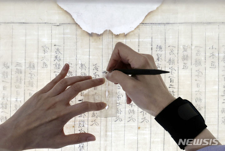 心を込めた古文献修理復元Chosun online 朝鮮日報