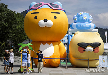 光化門広場に登場したカカオフレンズの「ライアン」と「チュンシク
