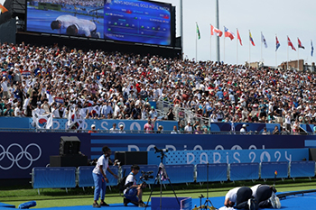 ▲4日午後（現地時間）、アーチェリー男子個人決勝で金メダルを獲得し、観客席に向かって韓国式の深いおじぎをする金優鎮（キム・ウジン）。／オリンピック写真共同取材団