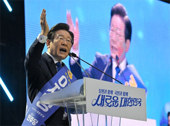 ▲韓国野党・共に民主党の第1回定期全国党員大会で政見を発表する李在明（イ・ジェミョン）代表候補。18日午後撮影。／news1