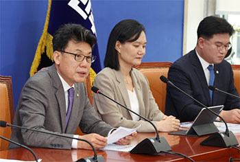 ▲ソウル汝矣島の国会で韓国野党・共に民主党の院内対策会議が開催された。写真は会議で発言する陳聖俊（チン・ソンジュン）政策委員会議長。20日撮影。／NEWSIS