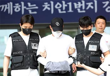 ▲23日午前、ソウル・江南警察署で、元暴力団員の有名ユーチューバーであり、インターネット放送配信者（BJ）でもあるキム容疑者（33）が麻薬類管理法違反容疑で逮捕・送検された様子。写真＝news 1