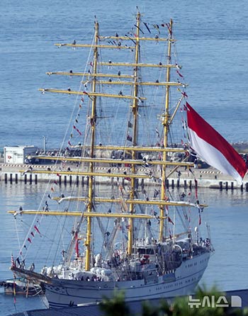 インドネシア海軍の練習帆船 釜山に入港-Chosun online 朝鮮日報