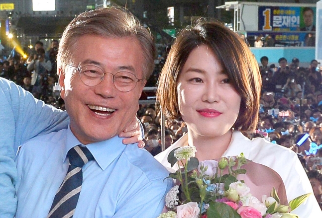 文在寅前大統領の元娘婿特別採用疑惑…元青瓦台行政官を27日に参考人