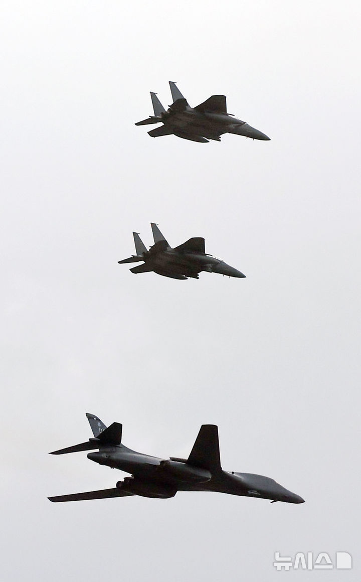 国軍の日記念式典で飛行するRF16-Chosun online 朝鮮日報