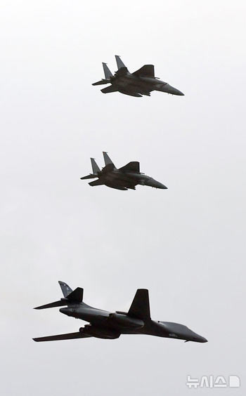 国軍の日記念式典で飛行するRF16-Chosun online 朝鮮日報