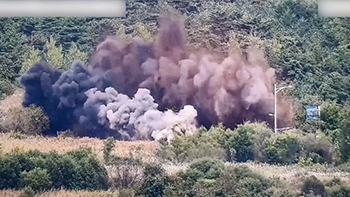 ▲北朝鮮が15日に東海線と京義線の南北連結道路を爆破した。写真は同日、合参が公開した南北連結道路爆破の様子。／合同参謀本部