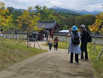 ▲10月9日から開放が始まった宗廟（そうびょう）北神門。写真は10月19日、北神門を訪れた市民が門を通って宗廟や昌慶宮を見て回ったり、門の前で記念写真を撮ったりしている様子。／金泰勲記者