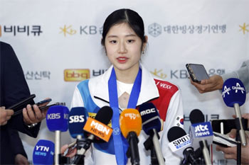 ▲2023年世界フィギュアスケート選手権で銀メダルを獲得した李海仁（イ・ヘイン）。2023年3月27日、ソウル市江西区の金浦国際空港に到着・帰国して報道陣の質問に答えた当時の写真。写真＝ナム・ガンホ記者