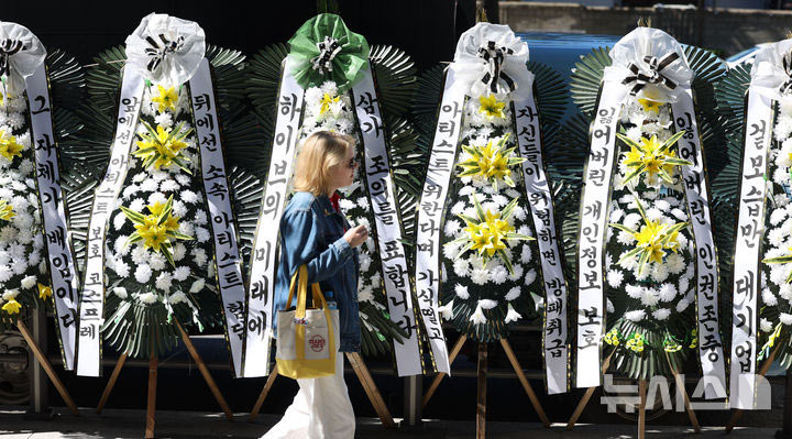 謹弔花輪にあふれる国【朝鮮日報コラム】-Chosun online 朝鮮日報