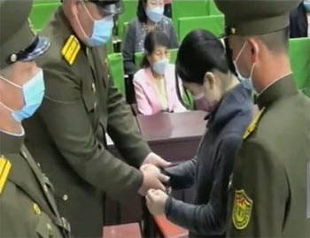 ▲「韓国ドラマを見た」という理由で北朝鮮当局が10代の少女に手錠をかけて逮捕する教育映像が9月に公開された。写真＝KBS