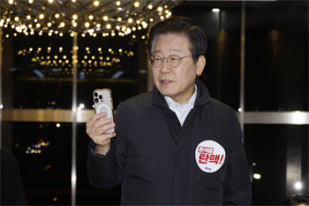 ▲ソウル汝矣島の国会でユーチューブのライブ放送を行う韓国野党・共に民主党の李在明（イ・ジェミョン）代表。6日夜撮影。／news1