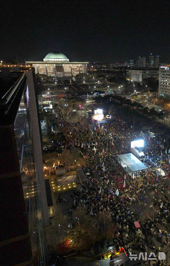 尹大統領の退陣を求めるろうそく集会